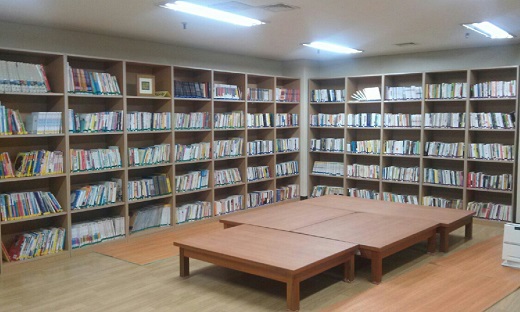 거여3단지 주민도서실. SH의 1단지 1커뮤니티 사업의 일환으로 조성된 이 도서실은 3000여권의 책이 소장된 지역 청소년의 학습공간으로 활용되고 있다.