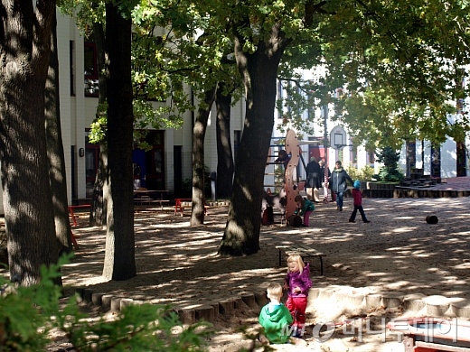 '휴텐벡(Huttunweg)' 지역의 어린이집 모습. 사회주택 입주민들과 일반주택 주민들의 아이들이 함께 뛰어놀고 있다./사진=송학주 기자