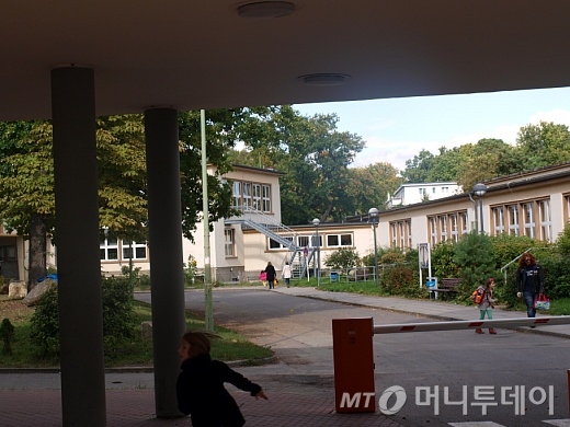 '휴텐벡(Huttunweg)' 지역의 '유럽학교'. 지역 주민들이 무상으로 교육을 받고 장애인들을 위한 학교, 시에서 운영하는 음악학교 등 다양한 교육시설이 단지내 마련돼 있다./사진=송학주 기자