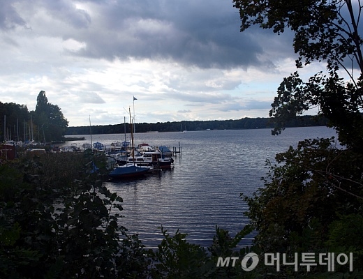 베를린 도심 외곽 '테겔호수'의 모습. 근처에 사회주택 단지인 '테겔지구'가 있다./사진=송학주 기자