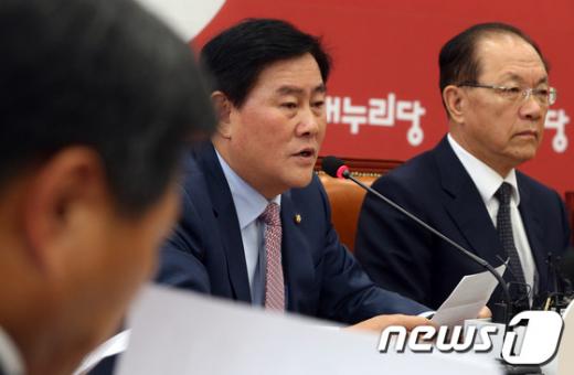 최경환 새누리당 원내대표가 14일 오전 서울 여의도 국회에서 열린 최고위원회의에서 모두 발언을 하고 있다. 최 원내대표는 이날 회의에서 "야당에 정쟁 중단 및 민생 우선 대국민 선언을 제안한다"면서 "양당 대표와 원내대표 4자 회동을 통해 정쟁을 중단하고 민생에 집중할 것을 약속하는 대국민 선언을 하자는 것"이라고 밝혔다. 2013.10.14/뉴스1 News1 송원영 기자