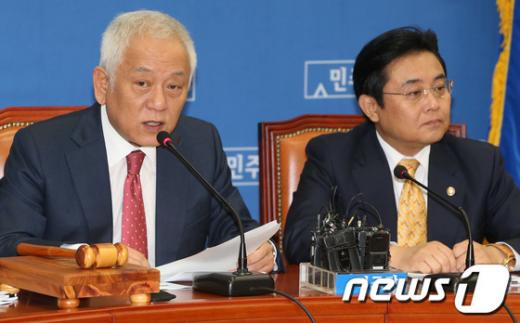 김한길 민주당 대표가 14일 오전 서울 여의도 국회에서 열린 최고위원회의에서 모두 발언을 하고 있다. 김 대표는 "국감은 국회가 행정부를 감시하고 견제하는 유력한 수단으로 기능해왔다"고 역설하면서 "국감 본래적 의미를 새삼 강조하는 이유는 박근혜 정부의 국정운영에 민심의 빨간불이 들어왔기 때문"이라고 밝혔다. 2013.10.14/뉴스1 News1 송원영 기자