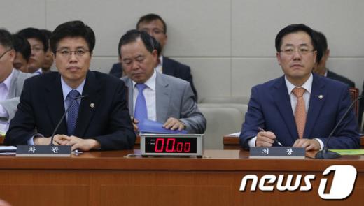 이영찬 보건복지부 차관과 정승 식약처장이 10일 서울 여의도 국회에서 열린 보건복지위원회 전체회의에서 의원들의 발언을 듣고 있다. 사진=뉴스1제공, 송원영 기자.