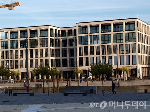 과거 철광석 산지로 철광도시로 유명한 도르트문트 '헤어데' 지역. 피닉스 인공호수 옆으로 아침 조깅을 하는 주민이 보인다./사진=송학주 기자