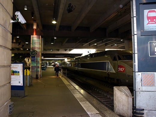 프랑스 파리 남부의 '몽파르나스역'. 프랑스 고속 철도인 TGV(떼제베)가 출발을 기다리고 있다. 철로 위에 인공지반이 설치돼 있다./사진=송학주 기자