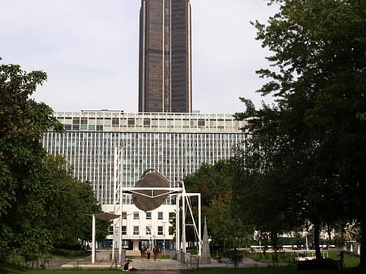 프랑스 파리 남부의 '몽파르나스역' 인공지반 위에 건설된 역사와 박물관이 보인다. 높은 건물은 역세권 개발로 건설된 상업시설./사진=송학주 기자