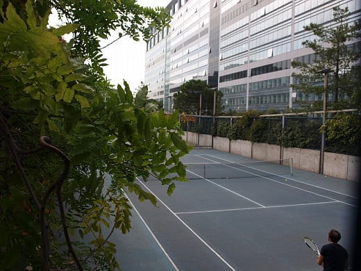 프랑스 파리 남부의 '몽파르나스역' 인공지반 위에 건설된 테니스코트. 옆으로 아파트가 보인다./사진=송학주 기자