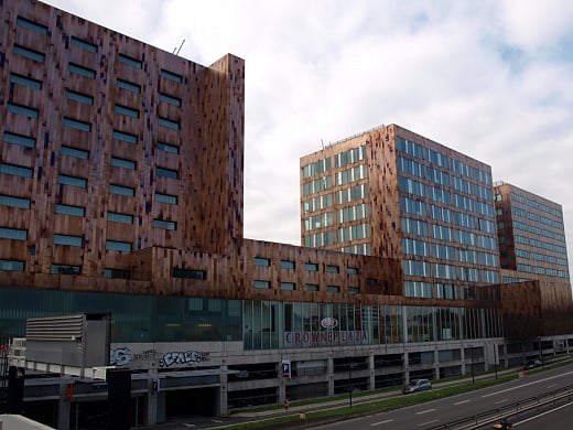 '유라릴역' 인근 오피스 건물. 벽면을 구리로 만들어 예술작품을 연상케 했다./사진=송학주 기자