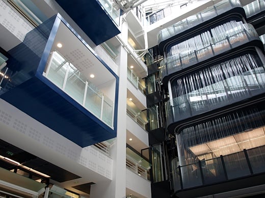 'OPH' 내부 모습. 자연 통풍을 통한 공기 순환방식으로 건물 내에 에어컨이 없다./사진=송학주 기자