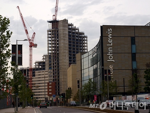 영국 런던의 스트랏포드 역 주변 아파트 건설 현장. 아파트의 50%는 사회주택(공공임대주택)으로 사용될 예정이다./사진=송학주 기자