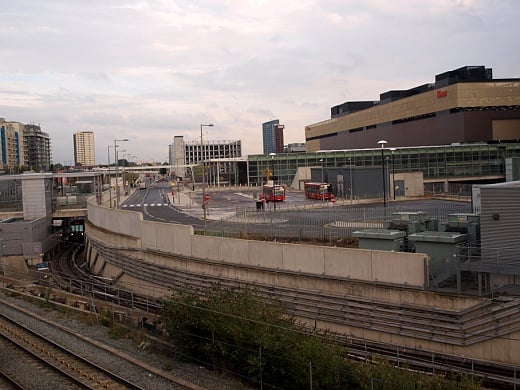 영국 런던 스트랏포드 역 철로 옆으로 유럽에서 가장 큰 쇼핑센터인 '웨스트필드' 쇼핑몰이 들어서 있다./사진=송학주 기자