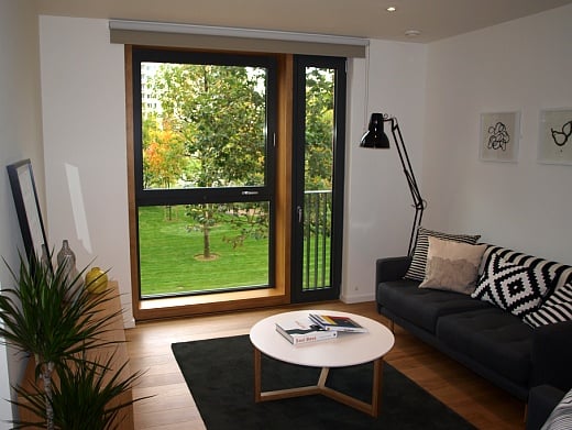 영국 런던 스트랏포드 올림픽선수촌 아파트 내부 모습. 창문 밖으로 아파트 앞 공원이 보인다./사진=송학주 기자