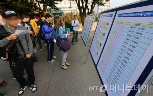 삼성 직무적성검사(SSAT)가 치러진 지난 13일 오전, 고사장이 마련된 서울 강남의 한 고등학교에 수험생들이 들어서고 있다. /사진=이동훈 기자