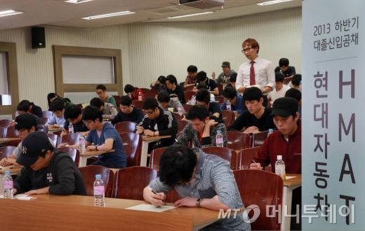 현대자동차그룹 올 하반기 대졸 신입공채 인적성검사 HMAT가 치러진 지난 6일 서울 광진구 건국대 경영관에서 취업준비생들이 시험을 치르고 있다. /사진 =현대기아차 제공