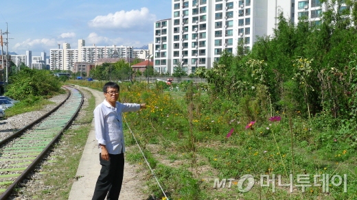 황규돈 위원장이 행복주택 대상지를 가리키고 있다./사진= 뉴스1 전병윤 기자