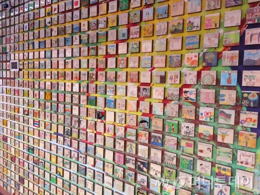 순천만국제정원박람회의 서관과 동관을 이어주는 꿈의 다리 내부. 16개 나라, 14만여명의 어린이들이 그림으로 꿈을 그렸다. 사진=홍찬선.