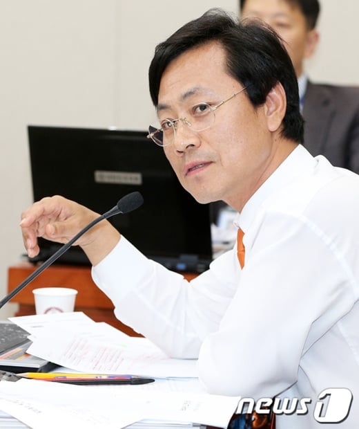 오영식 민주당 의원이 15일 오후 서울 여의도 국회에서 열린 산업통상자원위원회 국정감사에서 이마트 허인철 대표를 상대로 질의하고 있다. 2013.10.15 / 사진=뉴스1