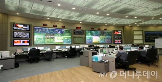 한국남동발전 영흥화력발전소 중앙제어실 전경/사진=한국남동발전 제공