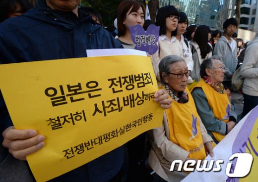 서울 종로구 중학동 주한일본대사관 앞에서 열린 제1096차 일본군 위안부 문제 해결을 위한 정기 수요시위에서 김보동, 길원옥 할머니가 일본대사관을 바라보고 있다. 2013.10.16/뉴스1 News1 박지혜 기자