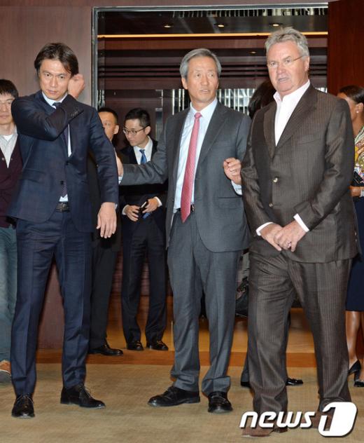 홍명보 국가대표 감독(왼쪽부터), 정몽준 축구협회 명예회장, 거스 히딩크 감독이 지난 16일 서울 용산구 한남동 그랜드하얏트호텔에서 가진 2002 월드컵 출전멤버 오찬자리에서 대화하고 있다. 2013.10.16/뉴스1 News1 박세연 기자