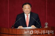 민주당 강창일 의원이 24일 오전 서울 여의도 국회에서 열린 정치에 관한 대정부질문에서 질문을 하고 있다.