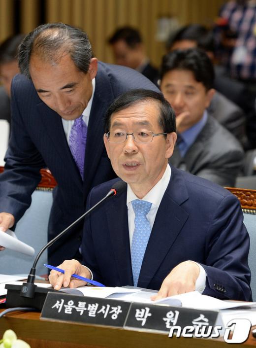 18일 오전 서울시청에서 열린 국회 국토교통위원회의 서울시 국정감사에서 박원순 서울시장이 의원들 질의에 답변을 하고 있다. 2013.10.18/뉴스1 News1 박세연 기자