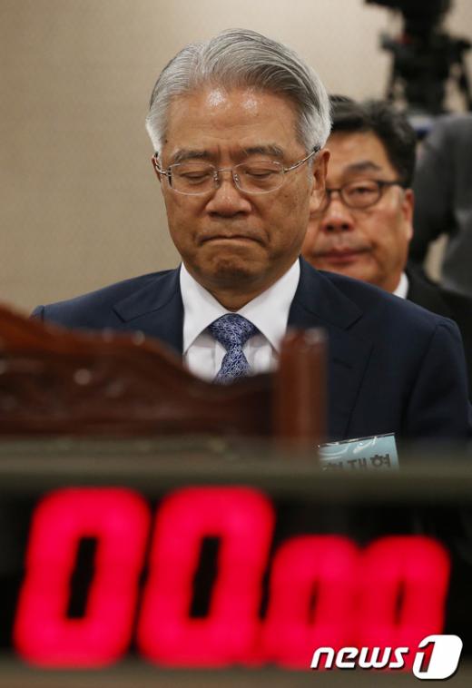 (서울=뉴스1) 허경 기자 현재현 동양그룹 회장이 18일 오후 서울 여의도 금융감독원에서 열린 국회 정무위원회의 금감원 국정감사에 증인으로 출석해 생각에 잠겨 있다. 2013.10.18/뉴스1