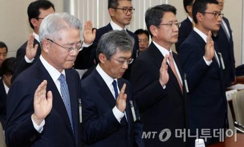 현재현 회장(왼쪽 첫번째)이 관계자들과 함께 17일 국회정무위원회 국정감사에서 증인 선서를 하고 있다. 현 회장 오른쪽으로 이승국 전 동양증권 사장, 정진석 동양증권 사장, 김철 동양네트웍스 대표/(서울=뉴스1) 오대일 기자