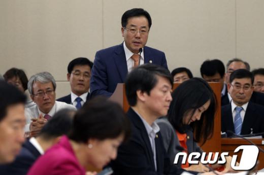 정승 식약처장이 10일 서울 여의도 국회에서 열린 보건복지위원회 전체회의에서 의원들을 향해 인사말을 하고 있다. 2013.10.10 / 사진=뉴스1