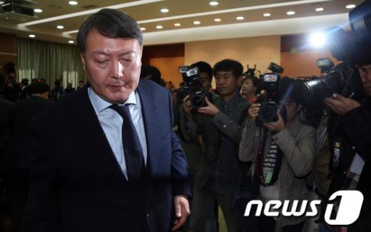 윤석열 여주지청장이 21일 오후 서울 서초동 고등검찰청에서 열린 국회 법제사법위원회의 서울중앙지방검찰청과 수원지방검찰청 등 서울고등검찰청 산하 일선 검찰청에 대한 국정감사가 정회되자 국감장을 나서고 있다. 이날 국감에서는 검찰의 국가정보원 댓글 사건 수사를 둘러싼 채동욱 전 검찰총장 사퇴, 윤석열 여주지청장의 특별수사팀 전격 배제 등 파문을 놓고 여야의 격렬한 공방이 예상된다. 2013.10.21/뉴스1  News1   허경 기자