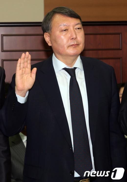 윤석열 여주지청장이 21일 오후 서울 서초동 고등검찰청에서 열린 국회 법제사법위원회의 서울중앙지방검찰청과 수원지방검찰청 등 서울고등검찰청 산하 일선 검찰청에 대한 국정감사에서 선서를 하고 있다. 이날 국감에서는 검찰의 국가정보원 댓글 사건 수사를 둘러싼 채동욱 전 검찰총장 사퇴, 윤석열 여주지청장의 특별수사팀 전격 배제 등 파문을 놓고 여야의 격렬한 공방이 예상된다. 2013.10.21/뉴스1  News1   허경 기자