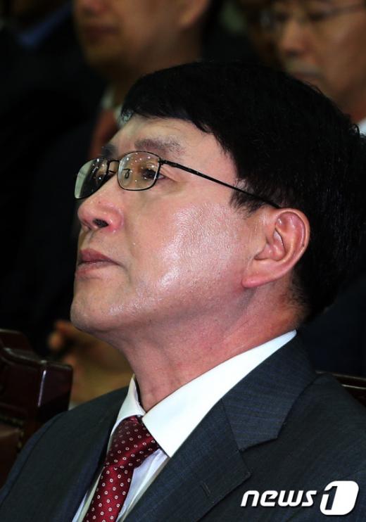 조영곤 서울중앙지검장이 21일 오후 서울 서초동 고등검찰청에서 열린 국회 법제사법위원회의 서울중앙지방검찰청과 수원지방검찰청 등 서울고등검찰청 산하 일선 검찰청에 대한 국정감사에서 윤석열 여주지청장의 답변을 들으며 눈물을 흘리고 있다. 이날 국감에서는 검찰의 국가정보원 댓글 사건 수사를 둘러싼 채동욱 전 검찰총장 사퇴, 윤석열 여주지청장의 특별수사팀 전격 배제 등 파문을 놓고 여야의 격렬한 공방이 예상된다. 2013.10.21/뉴스1  News1   허경 기자