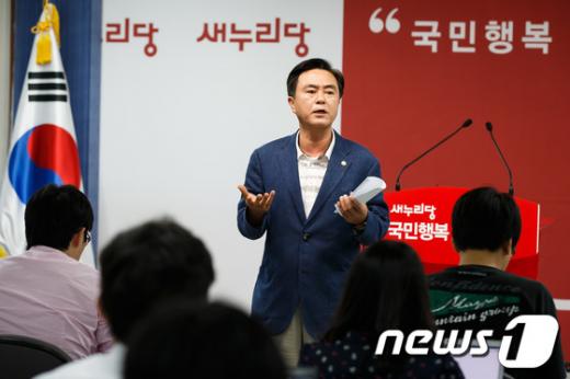 김태흠 새누리당 원내대변인은 22일 설훈 민주당 의원이 대선 부정 의혹을 제기하자 "설 의원은 대선공작 범죄전력자"라고 밝혔다./뉴스1