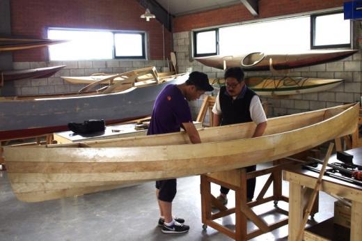 최준영(우) 올리버보트 대표가 학생과 함께 배를 살펴보고 있다./사진=올리버보트