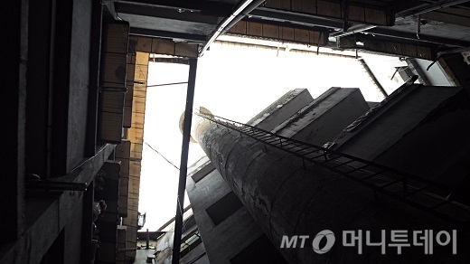 충정아파트 내부 중정 아래에서 건물을 올려다본 모습 / 사진=김유경 기자