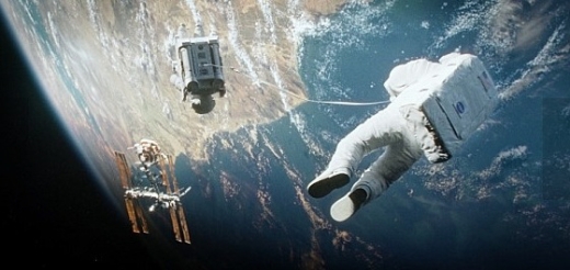 우주배낭 추진체를 맨 맷 코왈스키가 스톤 박사를 줄로 이어 가장 가까운 위성으로 대피하고 있다/사진=워너브라더스코리아