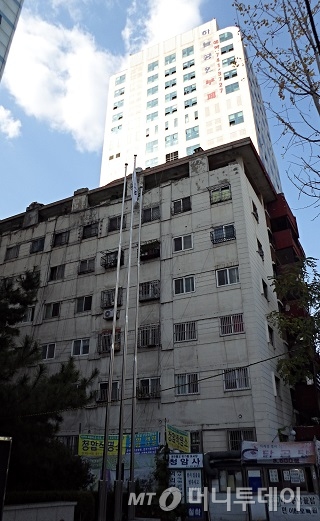 동대문아파트. 옆 고층건물과 대조적인 모습이다 / 사진=김유경 기자