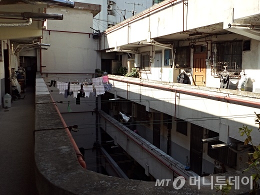 동대문아파트 6층. 중정을 가로지르는 중앙브리지에서 바라본 모습 / 사진=김유경 기자