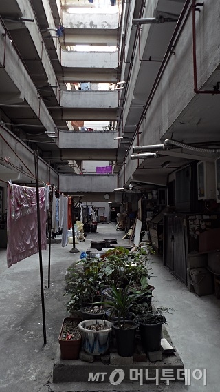 동대문아파트 중정에서 올려다본 모습 / 사진=김유경 기자