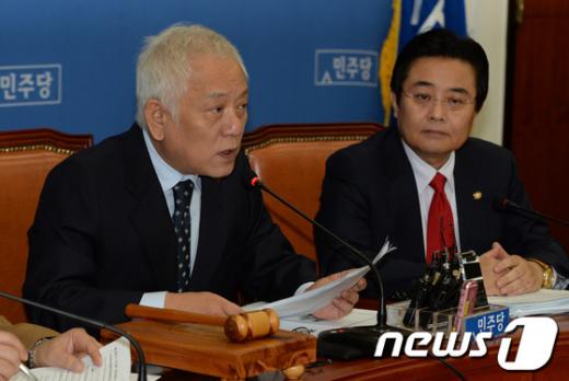 김한길 민주당 대표가 25일 오전 서울 여의도 국회에서 열린 최고위원회의에서 모두발언을 하고 있다.김 대표는 국가정보원, 국군 사이버사령부 등의 대선개입 의혹에 대한 여권의 "대선 불복" 공세와 관련, "국가기관의 조직적 대선개입은 명백한 헌법 불복행위이고, 이를 비호·은폐하는 행위 역시 헌법 불복"이라고 밝혔다. 2013.10.25/뉴스1  News1 양동욱 기자