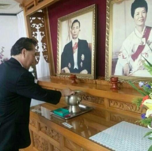 김문희 회장이 지난 8월 22일 경북 구미 고 박정희 대통령 생가를 방문해 촬영한 사진을 자신의 SNS에 올려 놓았다. /뉴스1 News1