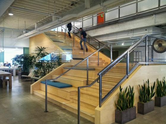 매주 목요일이면 에버노트 전 직원이 이 계단에 걸터앉아 회의를 연다. 미주알고주알 모든 것이 공유된다.