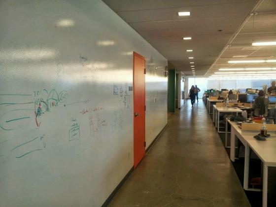 벽면을 모두 화이트보드로 사용할 수 있는 페인트로 칠했다. 언제든 마주치면 그림 그려가면서 이야기하라고 말이다.