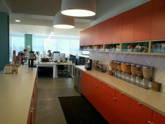 책상에 앉아 일하기 지겨우면 카페처럼 된 소파에 앉아서 일해도 된다.