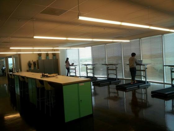 1층 로비에는 커피 박스가 있다. 매일 임직원들이 돌아가면서 서빙을 한다. 물론 필 리빈도 예외가 아니다. 커피를 만들어주면서 많은 대화가 오간다.