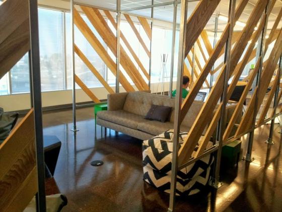 근무시간에 탁구를 즐기는 직원들.