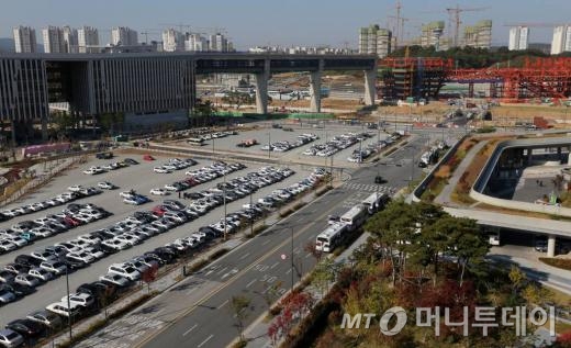 2단계 정부 이전을 앞두고 세종시 정부청사 공사가 한창이다.