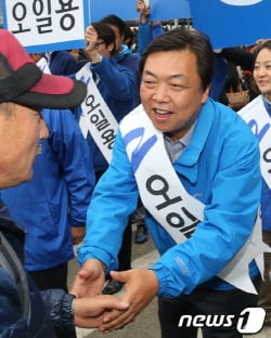 오일용 민주당 후보가 10·30 화성갑 재보선을 하루 앞둔 29일 경기 화성시 기아자동차 화성공장 앞에서 기아차 노동자들과 인사를 하고 있다/뉴스1