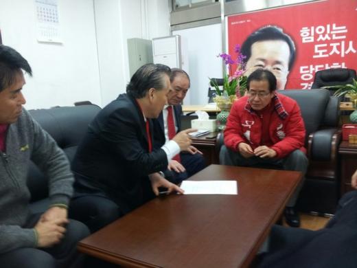 2012년 보궐선거 당시 김문희 회장(왼쪽 두번째)과 홍준표 경남도지사(오른쪽). (정수코리아 제공)/뉴스1  News1