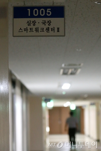 썰렁한 광화문 정부서울청사 10층 스마트워크센터 앞 복도를 한 공무원이 지나고 있다./사진=최부석 기자